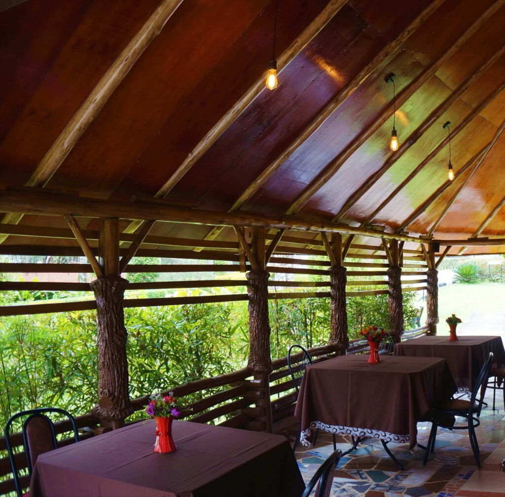 buchen-kinderfreundliche-safari angebote-Buchung-Unterkunft -safari für paare-afrika reise mit kleinen kindern-uganda safari-fort-portal-ataco-hotel